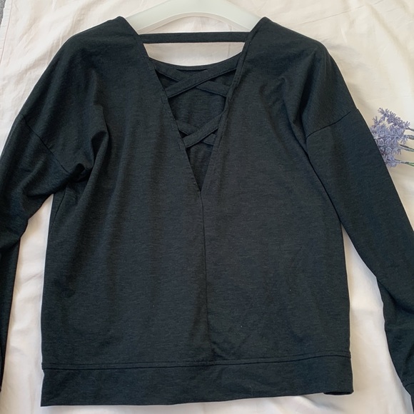GapFit heather black brushed tech jersey, size small, crisscross back - Picture 8 of 8